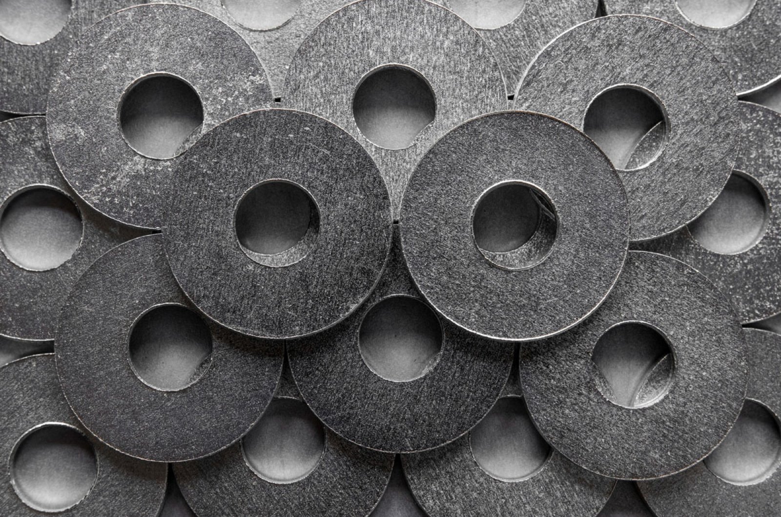 Flanş, boru hatları, pompalar, vanalar ve diğer ekipmanların birbiriyle sağlam ve sızdırmaz bir şekilde bağlanmasını sağlayan dairesel bağlantı elemanıdır. Genellikle metalden üretilen flanşlar, cıvata ve conta ile sabitlenerek güvenli bir akışkan transferi ortamı oluşturur.