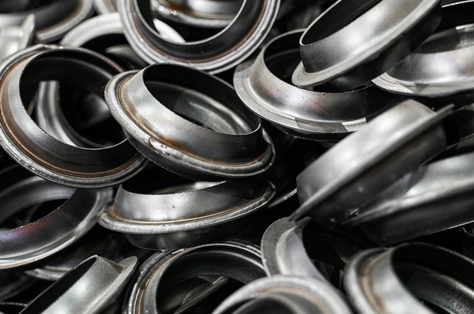 Kaynak boyunlu flanş, boru hatlarında yüksek basınç ve sıcaklık altında güvenli bağlantı sağlamak için kullanılan en dayanıklı flanş tiplerinden biridir. Uzun ve konik boyun yapısı, kaynak yapılan boru ile flanş arasında gerilim dağılımını eşit şekilde yayar. Bu sayede hem sızdırmazlık sağlanır hem de boru hattı ömrü uzar.